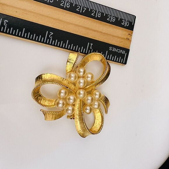 Vintage Faux Pearls Brooch Bow Ribbon Jewelry Textured Gold Tone Classy 4161 - Picture 8 of 9